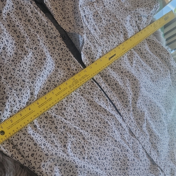 Patterned White Short Sleeve Shirt - Picture 5 of 10